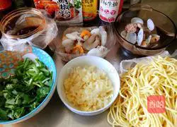 Seafood braised noodles illustration 2