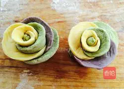 Illustration of how to make colorful rose rolls 12