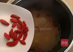 Illustration of how to make red dates, longan and millet porridge 10