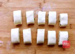 Illustration of how to make scallion rolls 10