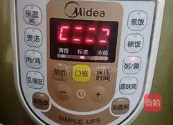 Illustration of how to make double rice lotus seed and pork ribs porridge (baby food supplement) 16