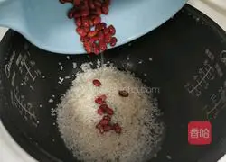 Illustration of how to make Lily Lotus Seed and Adzuki Bean Beauty Porridge 4