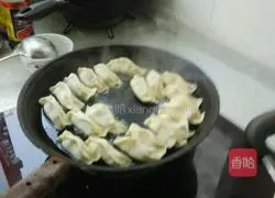 Illustration of how to make celery and meat pot stickers 24