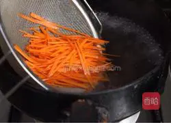 Illustration of how to make cold noodles with shredded chicken and sesame sauce 5