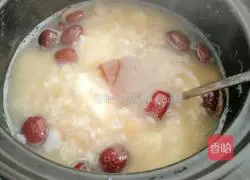 Illustration of how to make lychee, red dates, yam and wolfberry porridge 12