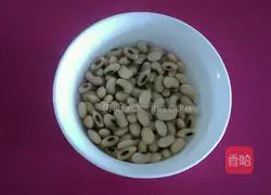 Illustration of how to make soybean and millet noodle cakes 1
