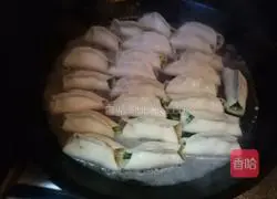 Illustration of how to make three fresh pot stickers 11