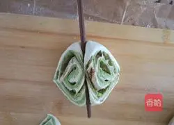 Illustration of how to make two-color flaxseed pink flower rolls 9