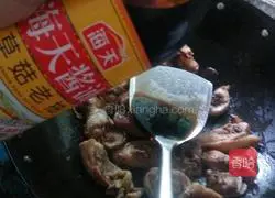 Illustration of how to make chicken whole leg and mushroom clay pot rice 7