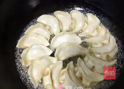 Illustration of how to make crispy pot stickers 8