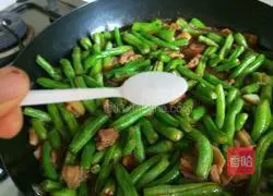 Illustration of how to make braised beans and noodles in iron pot 12