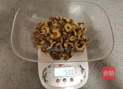 Illustration of how to make astragalus porridge 1