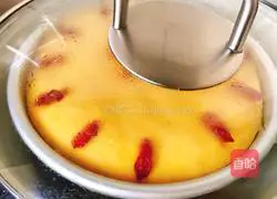 Illustration of how to make two-color hair cake 8