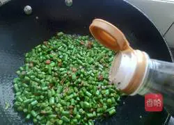 Illustration of how to make cold noodles with diced beans and pork 5