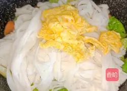 Illustration of how to make fried rice noodles with eggs and ham 8