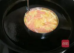 Illustration of how to make hash brown burgers 8