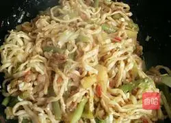 Illustration of how to make potato and beans braised noodles 5