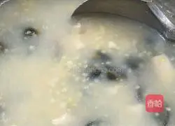 Illustration of how to make preserved egg, chicken and millet porridge 12