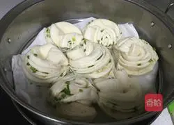Illustration of how to make onion-flavored flower rolls 15