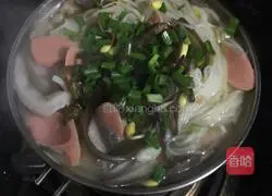 Illustration of how to make pickled cabbage rice noodles 6