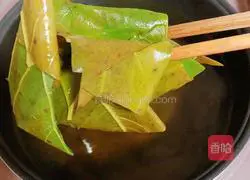 Illustration of how to make fresh lotus leaf, lily and lotus seed porridge (clearing heat and relieving heat) 4