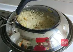 Illustration of how to make braised beans and noodles in iron pot 17