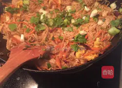 Illustration of how to make fried rice noodles with carrots 13