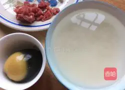 Illustration of how to make preserved egg porridge 1
