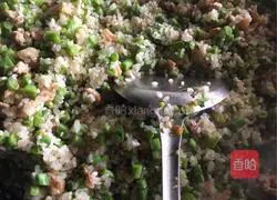 Illustration of how to make braised rice with diced beans and pork in a long vat 13