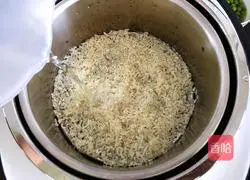 Illustration of how to make braised rice with king oyster mushrooms and sausage 4