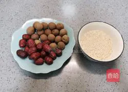 Illustration of how to make longan and red date porridge 1