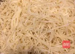 Illustration of how to cook braised pork ribs and braised noodles in rice cooker 8