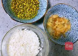 Illustration of how to make mung bean and lily porridge 1