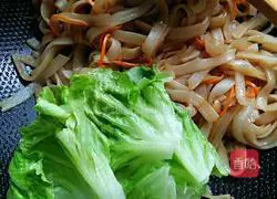 Illustration of how to make fried rice noodles with eggs 7