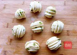 Illustration of how to make scallion rolls 14