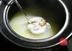 Illustration of how to make oyster and squid porridge 10