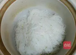 Illustration of how to make chicken soup casserole rice noodles 3