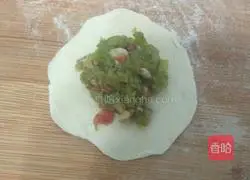 Illustration of how to make celery and meat pot stickers 6