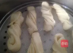 Illustration of how to make Baibai Pangpang's hair with small flower rolls 10