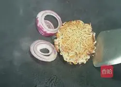 Illustration of how to make instant noodle burger 9