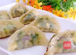 Illustration of how to make vegetarian pot stickers with mushrooms and vegetables 24