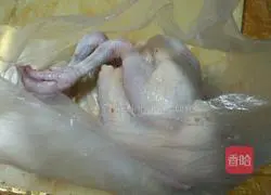 Illustration of how to make rice cooker salt-baked chicken 4