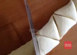 Illustration of how to make salt and pepper rolls 3