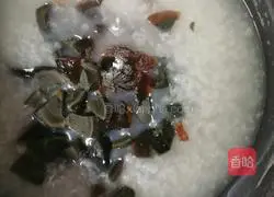 Illustration of how to make preserved egg and lean meat porridge 6