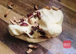 Illustration of how to make cornmeal and red date hair cake 10