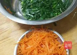 Illustration of how to make shredded chicken spring rolls 2