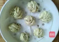 Illustration of how to make pepper leaf rolls 11