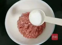 Illustration of how to make seasonal vegetable minced meat porridge 1