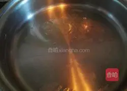 Illustration of how to make lean meat and preserved egg porridge 7