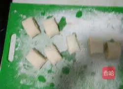 Illustration of how to make multi-layered fragrant flower rolls 4 